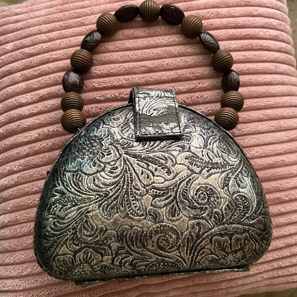 J & X NY Elegant Small Silver Floral Tooled Look Handbag with Brown Handle - Picture 3 of 8